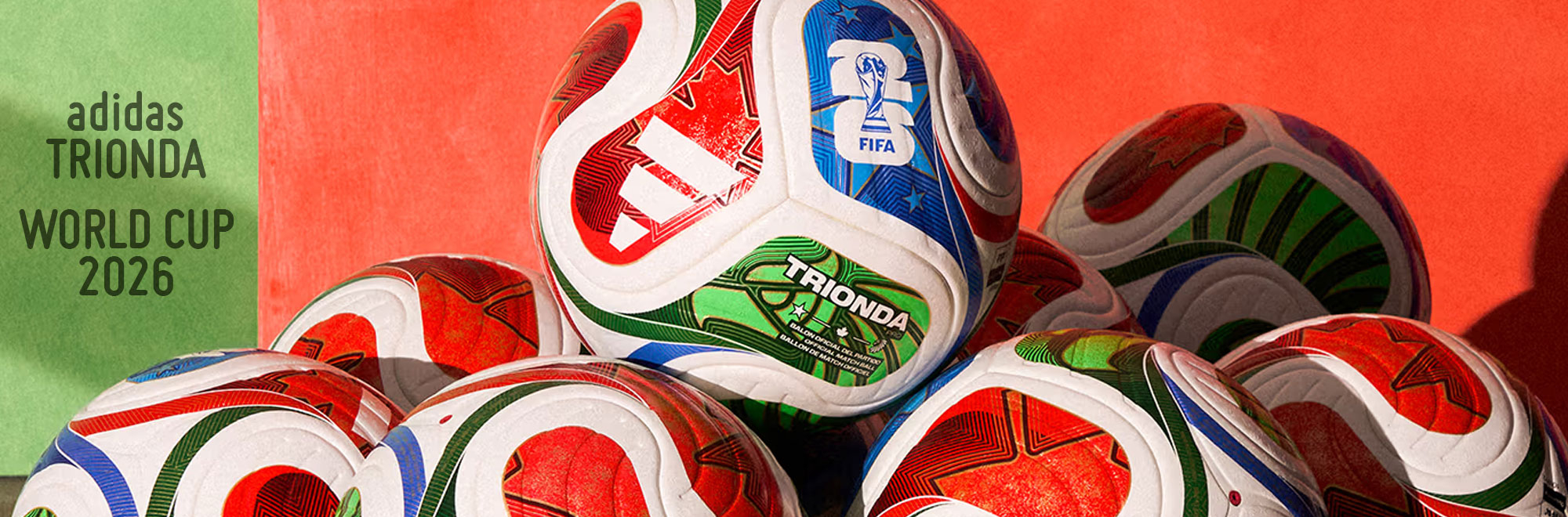 Adidas-Trionda-Fußbälle mit FIFA-Logo vor rotem Hintergrund. Offizieller Ball der Fußball-Weltmeisterschaft 2026. Erhältlich online sowie im Sportgeschäft in Erfurt – Adidas Fußballbedarf, Fanartikel und Teamsport-Ausrüstung für Vereine und Freizeitspieler.